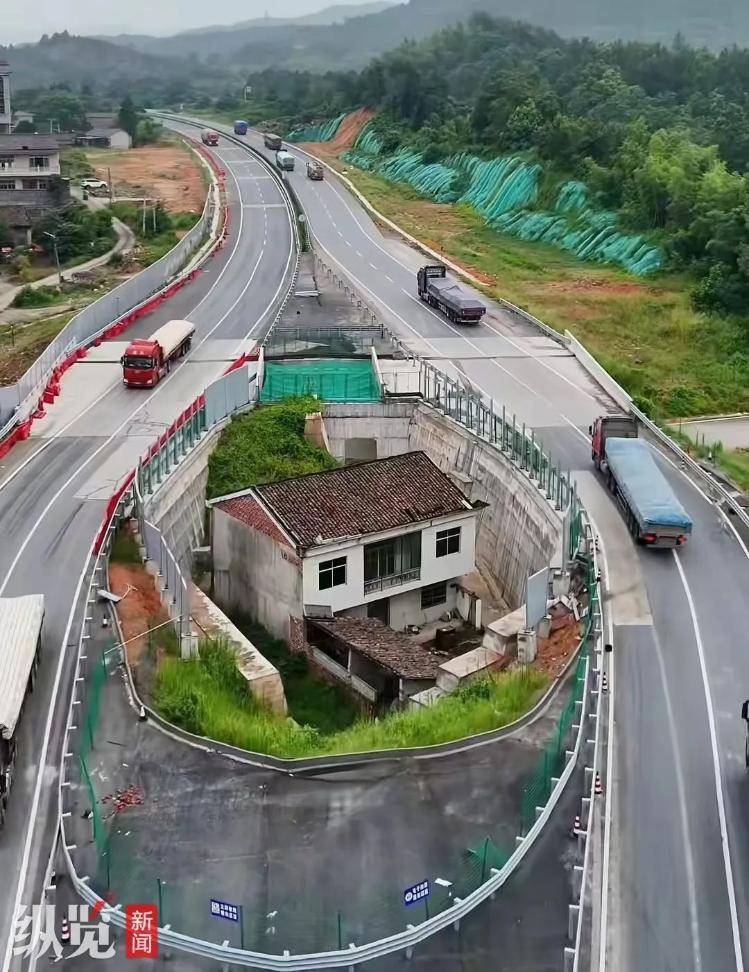 皇冠足球平台代理
_江西“金溪之眼”屋主一家人搬离皇冠足球平台代理
，曾被称当地“最强钉子户”