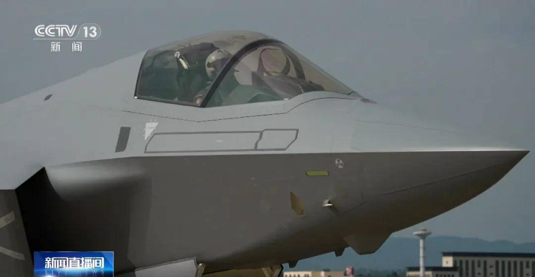 世界杯2026欧洲外围赛_中国歼-35最新画面世界杯2026欧洲外围赛!6枚中距弹、隐藏登机梯首次曝光!