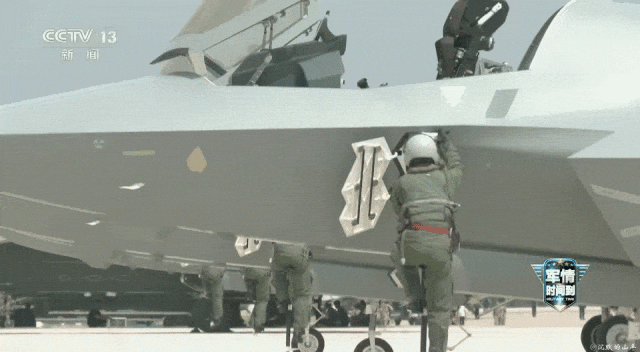 世界杯2026欧洲外围赛_中国歼-35最新画面世界杯2026欧洲外围赛!6枚中距弹、隐藏登机梯首次曝光!