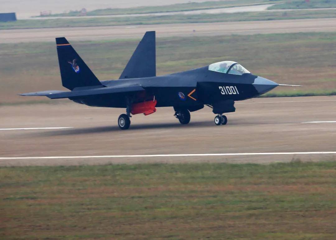 世界杯2026欧洲外围赛_中国歼-35最新画面世界杯2026欧洲外围赛!6枚中距弹、隐藏登机梯首次曝光!